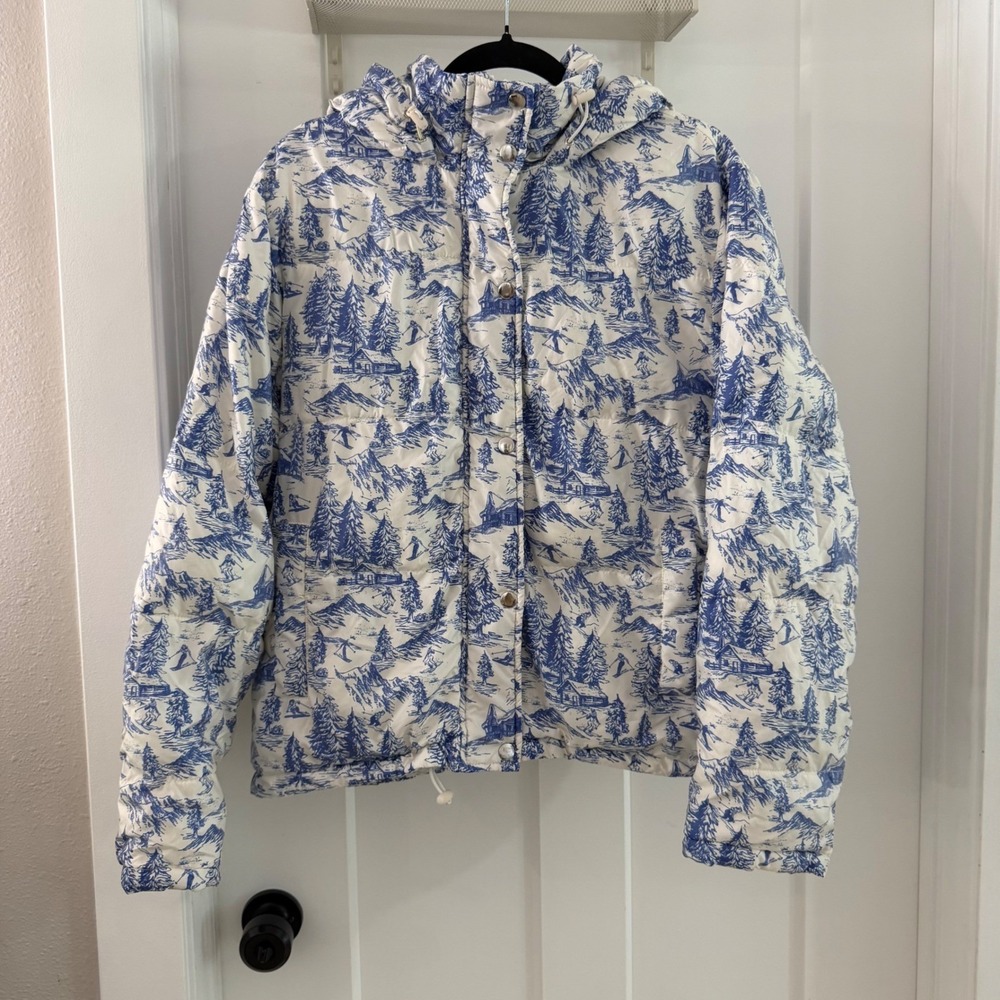Beach Riot Alps Toile Puffer Coat Blue White Ski Scene Hooded Jacket Womens XS